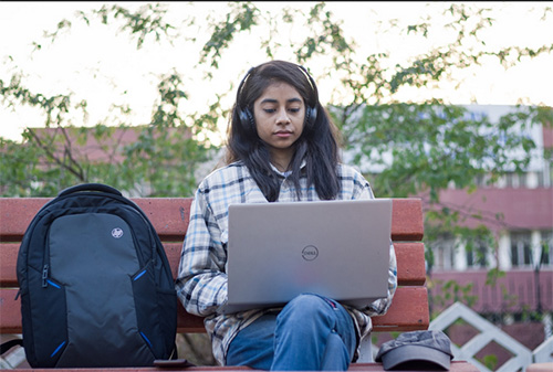a student happy attempting online exams